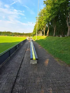 Neue Sitzmöglichkeiten auf dem Sportgelände vom TSV Eisingen